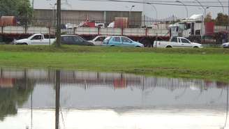 <p>Chuva intensa causou alagamentos no bairro Humaitá, próximo à estação Anchieta, em Porto Alegre nesta sexta-feira</p>