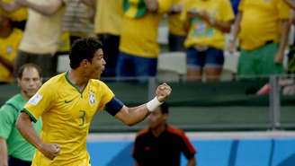 Thiago Silva comemora o gol que abriu o placar no jogo entre Brasil e Colômbia na Arena Castelão