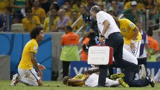 <p>Neymar vem sofrendo duras faltas ao longo do Mundial; no jogo contra a Colômbia, no Castelão, pelas quartas de final, o atacante sofreu falta cometida pelo jogador colombiano Zúñiga. O choque resultou em uma fratura grave, e agora Neymar está fora da Copa do Mundo </p>