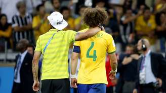 <p>Fora da partida por conta de suspensão, Thiago Silva consolou o companheiro de zaga David Luiz após a derrota histórica no Mineirão</p>