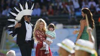 <p>Com a presença de um time de famosos, como Shakira e Ivete Sangalo, a Copa do Mundo do Brasil teve sua cerimônia de encerramento neste domingo, no Estádio do Maracanã, que recebe também a grande final entre Argentina e Alemanha. Na foto, Shakira e o filho Milan, Carlinhos Brown e Ivete Sangalo.</p>