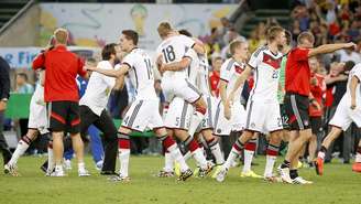 Jogadores alemães fazem a festa no Maracanã após a vitória de 1 a 0 sobre a Argentina que garantiu o tetracampeonato mundial aos europeus
