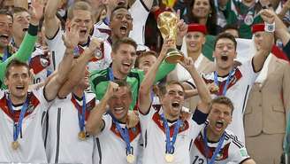 <p>Seleção da Alemanha recebendo a taça da Copa do Mundo, no Maracanã</p>