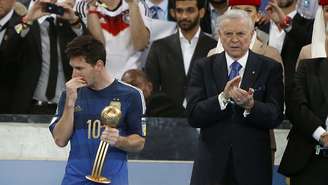 <p>Vice-campeão, Messi recebeu o prêmio de melhor jogador da Copa do Mundo, mas não ficou satisfeito com a conquista individual</p>