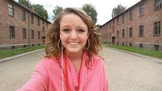 Foto de Breanna Mitchell vem com a descrição "Selfie no Campo de Concentração de Auschwitz"