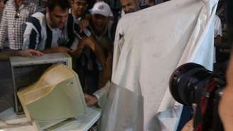 "Fantasma" simula votação em protesto no Santos