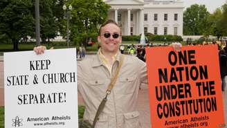 Homem pede separação entre Estado e igreja em protesto em frente à Casa Branca