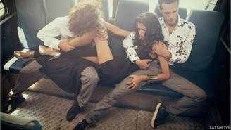 Ensaio sugere uma cena de estupro 