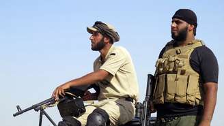 <p>Voluntários de uma milícia xiita patrulham os arredores da cidade de Tikrit, no Iraque</p>