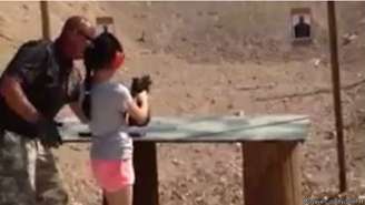 <p>Menina de nove anos de idade matou seu instrutor de tiros com um disparo acidental de submetralhadora Uzi</p>