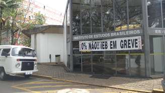 Faixa da greve é colocada na entrada do Instituto de Estudos Brasileiros (IEB); professores, funcionários e estudantes da USP estão em greve desde 27 de maio