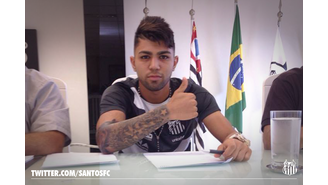 <p>Gabriel assinou renovação com o Santos</p>