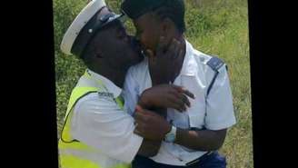 O beijo da polêmica: policiais foram demitidos após foto em que aparecem se beijando uniformizados 