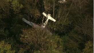 A aeronave pode ser vista após o acidente em imagens de uma TV local