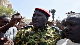 <p>O tenente-coronel Yacouba Isaac Zida vai liderar a transição de Burkina Faso rumo à democracia</p>