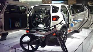 <p>Bike conceito da Ford híbrida exposta ao lado de um Ecosport</p>