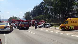 <p>Acidente envolvendo quatro veículos deixou uma pessoa morta e outras quatro feridas na rodovia Castelo Branco</p>