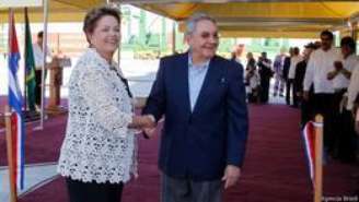Dilma Rousseff (à esq.) e Raul Castro no porto de Mariel (Foto: Agência Brasil)