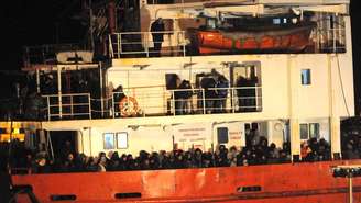 O cargueiro Blue Sky M, com estimados 900 imigrantes, chega ao porto de Gallipoli, no sul da Itália, nesta quarta-feira. 31/12/2014