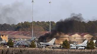 Fumaça é vista da base militar onde o avião que participava de um programa de formação de pilotos da aliança militar se acidentou