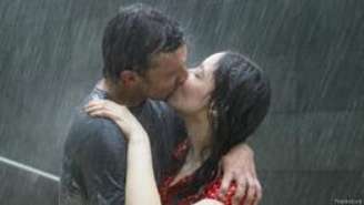Casal se beija na chuva