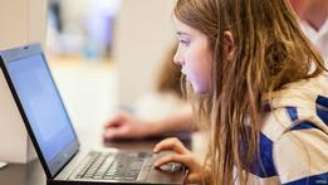 <p>Betsy, 7, participou de experimento para mostrar vulnerabilidade de redes públicas de wi-fi</p>