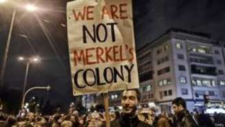 <p>Cartaz em inglês diz "Não somos colônia de Merkel": protestos na Grécia transformaram Alemanha em vilã dos problemas do país</p>