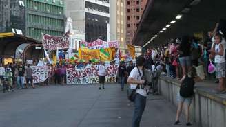 <p>População espera por ônibus em terminal bloqueado por conta da manifestação</p>