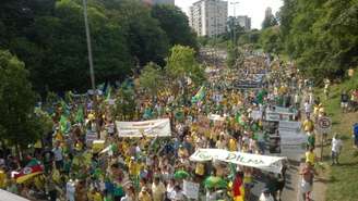 Milhares nas ruas em protesto em porto alegre, organizadores falam em 25 mil