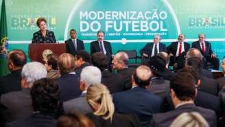 Presidente assinou MP e "cornetou" o nível do futebol brasileiro