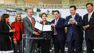 Dilma Rousseff durante cerimônia de assinatura de ordem de serviço de implantação do BRT Norte-Sul, em Goiânia