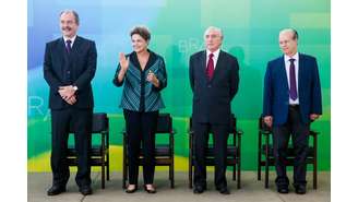 <p>A presidenta ao lado de Aloizio Mercadante, Michel Temer e Renato Janine Ribeiro</p>