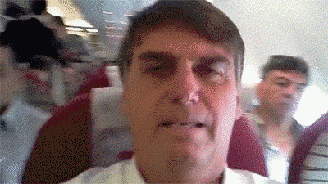 Bolsonaro reclama de preconceito por Jean Wyllys mudar de lugar em voo