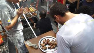 Manifestantes assam coxas de frango no Rio Grande do Sul