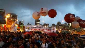 Manifestantes de centrais sindicais e de movimentos sociais iniciaram no início da noite uma caminhada pela Avenida Paulista em direção à Rua da Consolação 