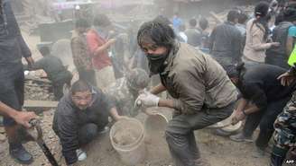 Muitos estão escavando escombros com as próprias mãos em busca por sobreviventes