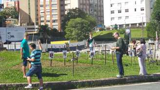 No Centro Cívico de Curitiba, placas de protesto contra deputados e contra repressão da PM viram atração de turistas e curiosos