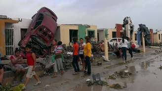Casas e carros ficaram destruídos após a passagem de um tornado na cidade mexicana de Ciudad Acuna 