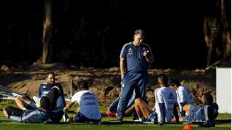 Gerardo Martino conversa com os jogadores em treino da Argentina