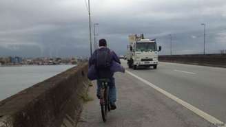 Para muitos que vivem em regiões próximas a rodovias, há poucas opções eficientes de transporte além da bicicleta