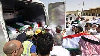 Centenas de pessoas participaram dos funerais dos mortos no ataque terrorista no Kuwait 