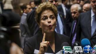 Adesivos investigados usam imagem da presidente Dilma de forma vexatória