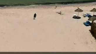Atirador corre com metralhadora na praia