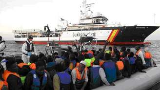 Fotografia fornecida, em 30 de junho, pela Guarda Civil, responsável pelo resgate, em sete dias, de 917 imigrantes que estavam à deriva em águas italianas sul da ilha Lampedusa