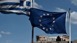 Grécia tenta se manter na zona do euro
