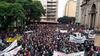 Policiais realizaram um protesto que reuniu mais de 10 mil pessoas no centro de Porto Alegre na semana passada