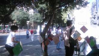 Membros da Associação dos Docentes da UFRJ (Adufrj) promovem aulas públicas em protesto no centro do Rio de Janeiro