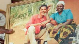 Sarah, conhecida como 'vovó Obama', mostra foto com presidente dos EUA: ele visitará o Quênia nesta semana