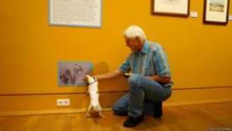 Cachorros se comportaram durante visita ao museu, mas interesse na arte teve que ser "comprado"