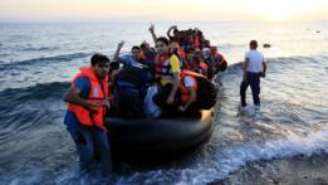 Imigrantes arriscam suas vidas ao atravessar o mar Mediterrâneo em frágeis botes